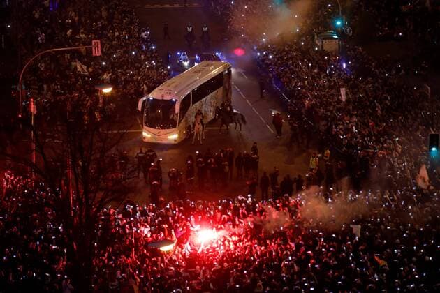 Real Madrid s fans light flares as the bus carrying Real Madrid players arrives to Santiago Bernabeu stadium prior to the start of the UEFA Champions League round of 16 first leg match against Paris Saint Germain (PSG), in Madrid, Spain, 14 February 2018. Real Madrid players arrival !ACHTUNG: NUR REDAKTIONELLE NUTZUNG!  Copyright: xJuanJoxMartínx GRAF1555 20180214-636542333171771778