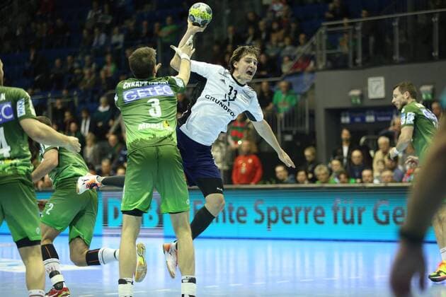 14.02.2018, xcsx, Handball EHF-Pokal, SC Magdeburg - Bjerringbro-Silkeborg, emspor, v.l. Piotr Chrapkowski (SC Magdeburg), Sebastian Skubbe (Bjerringbro-Silkeborg), Zweikampf, battle for the ball Magdeburg