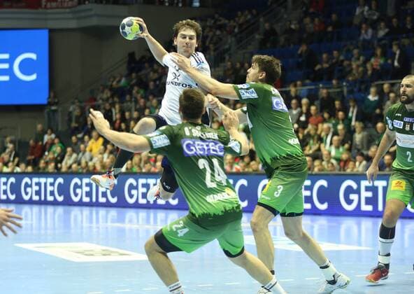 14.02.2018, xcsx, Handball EHF-Pokal, SC Magdeburg - Bjerringbro-Silkeborg, emspor, v.l. Sebastian Skubbe (Bjerringbro-Silkeborg) beim Wurf, Christian O Sullivan (SC Magdeburg), Piotr Chrapkowski (SC Magdeburg) Abwehr Magdeburg