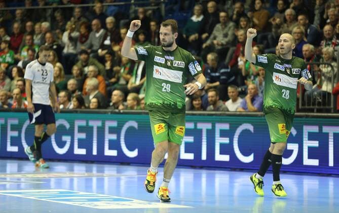 14.02.2018, xcsx, Handball EHF-Pokal, SC Magdeburg - Bjerringbro-Silkeborg, emspor, v.l. Stefan Hundstrup (Bjerringbro-Silkeborg), enttaeuscht, enttaeuscht schauen, disappointed, Mads Christiansen (SC Magdeburg) und Robert Weber (SC Magdeburg) jubeln Magdeburg