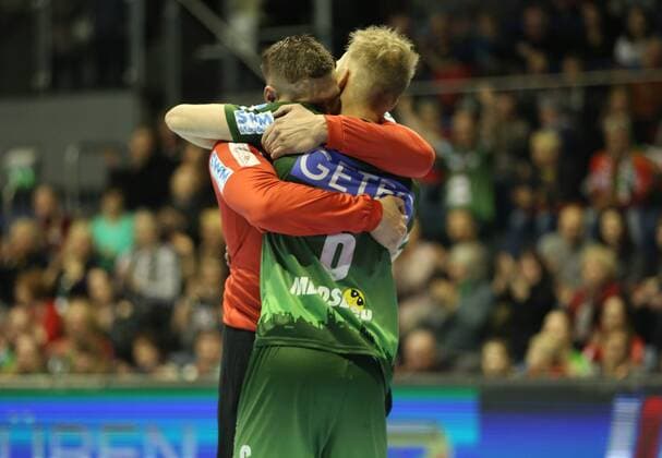 14.02.2018, xcsx, Handball EHF-Pokal, SC Magdeburg - Bjerringbro-Silkeborg, emspor, v.l. Dario Quenstedt (SC Magdeburg), Matthias Musche (SC Magdeburg), jubeln, Umarmung, Hug, Joy, Freude Magdeburg