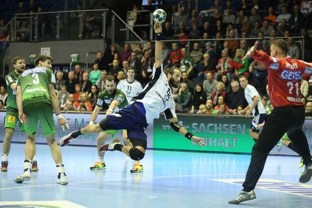 14.02.2018, xcsx, Handball EHF-Pokal, SC Magdeburg - Bjerringbro-Silkeborg, emspor, v.l. Jesper Brian Nöddesbo (Bjerringbro-Silkeborg), Wurf, gegen Dario Quenstedt (SC Magdeburg) Magdeburg