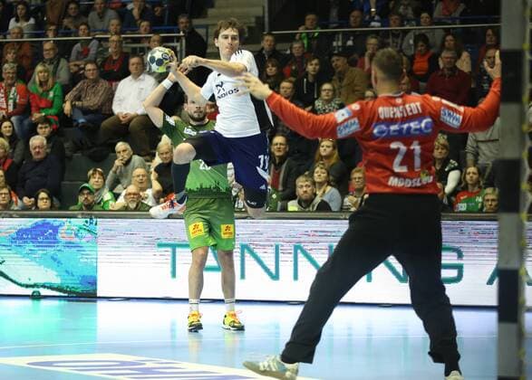 14.02.2018, xcsx, Handball EHF-Pokal, SC Magdeburg - Bjerringbro-Silkeborg, emspor, v.l. Sebastian Skubbe (Bjerringbro-Silkeborg) Wurf gegen Dario Quenstedt (SC Magdeburg) Magdeburg