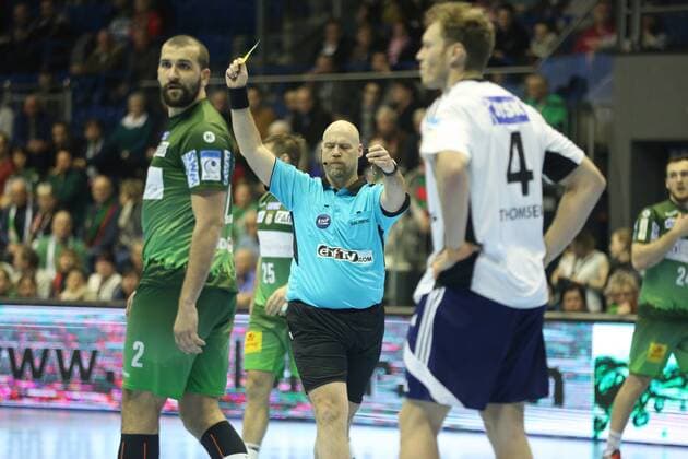 14.02.2018, xcsx, Handball EHF-Pokal, SC Magdeburg - Bjerringbro-Silkeborg, emspor, v.l. Klaus Lundsby Thomsen (Bjerringbro-Silkeborg) bekommt die gelbe Karte, Yellow Card Magdeburg