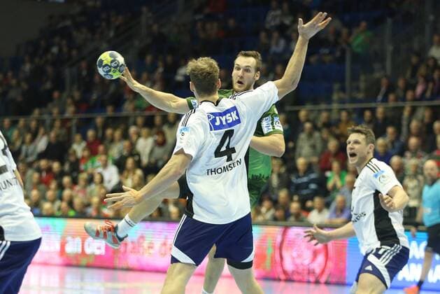 14.02.2018, xcsx, Handball EHF-Pokal, SC Magdeburg - Bjerringbro-Silkeborg, emspor, v.l. Klaus Lundsby Thomsen (Bjerringbro-Silkeborg) gegen Christian O Sullivan (SC Magdeburg), Zweikampf, battle for the ball Magdeburg