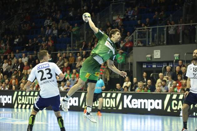 14.02.2018, xcsx, Handball EHF-Pokal, SC Magdeburg - Bjerringbro-Silkeborg, emspor, v.l. Piotr Chrapkowski (SC Magdeburg), Wurf Magdeburg