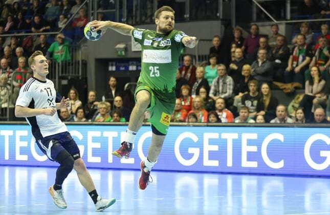 14.02.2018, xcsx, Handball EHF-Pokal, SC Magdeburg - Bjerringbro-Silkeborg, emspor, v.l. Michael V. Knudsen (Bjerringbro-Silkeborg), Marko Bezjak (SC Magdeburg), Wurf Magdeburg