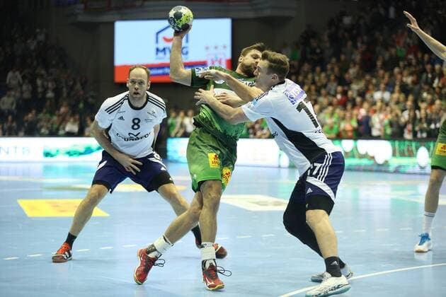 14.02.2018, xcsx, Handball EHF-Pokal, SC Magdeburg - Bjerringbro-Silkeborg, emspor, v.l. Marko Bezjak (SC Magdeburg), Lars Christian Gade Skaarup (Bjerringbro-Silkeborg), Zweikampf, battle for the ball Magdeburg