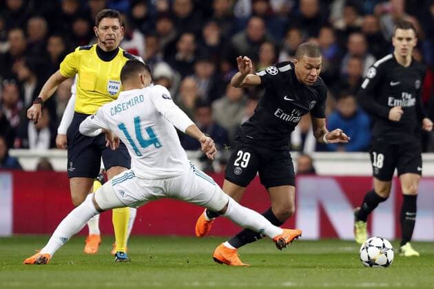 (l-r) Casemiro of Real Madrid, Kylian Mbappe of Paris Saint-Germain during the UEFA Champions League round of 16 match between Real Madrid and Paris Saint-Germain at the Santiago Bernabeu stadium on February 14, 2018 in Madrid, Spain UEFA Champions League 2017 2018 xVIxVIxImagesx xMauricexvanxSteenxIVx 10066104