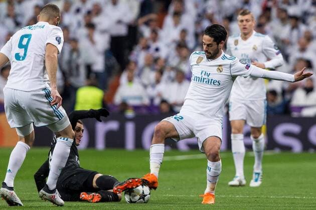 Real Madrid s Isco Alarcon (R) vies for the ball with Paris Saint Germain s Italian Marco Verrati during the UEFA Champions League round of 16 first leg match between Real Madrid and Paris Saint Germain at the Santiago Bernabeu stadium in Madrid, Spain, 14 February 2018. Real Madrid vs. Paris Saint Germain !ACHTUNG: NUR REDAKTIONELLE NUTZUNG!  Copyright: xRodrigoxJimenezx MAD002 20180214-636542398047743987
