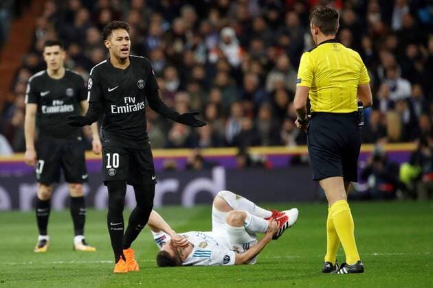 Italian referee Gianluc Rocchi (R) gives a yellow card to Paris Saint Germain s Brazilian striker Neymar da Silva during the UEFA Champions League round of 16 first leg match between Real Madrid and Paris Saint Germain at the Santiago Bernabeu stadium in Madrid, Spain, 14 February 2018. Real Madrid vs. Paris Saint Germain !ACHTUNG: NUR REDAKTIONELLE NUTZUNG!  Copyright: xJuanjoxMartinx MAD005 20180214-636542399567193727