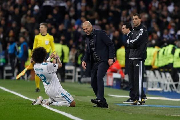 Madrid, Spain 14.02.2018, UEFA Champions League - 2017 18 Season, Achtelfinale, Real Madrid vs. Paris Saint-Germain, Tor zum 3:1, Torschuetze Marcelo (Real Madrid) jubelt mit Trainer Zinedine Zidane (Real Madrid) ( DeFodi523