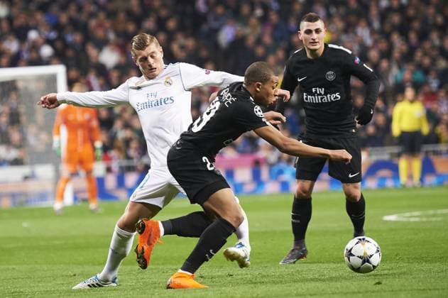 Bilder des Tages - SPORT February 14, 2018 - Madrid, Spain - Kylian Mbappe (forward; Paris Saint-Germain), Toni Kroos (midfielder; Real Madrid) in action during the UEFA Champions League match between Real Madrid and Paris Saint-Germain at Santiago Bernabeu on February 14, 2018 in Madrid, Spain Real Madrid vs Paris Saint-Germain UEFA Champions League  - ZUMAg15_ 20180214_zaf_g15_059 Copyright: xJackxAbuinx