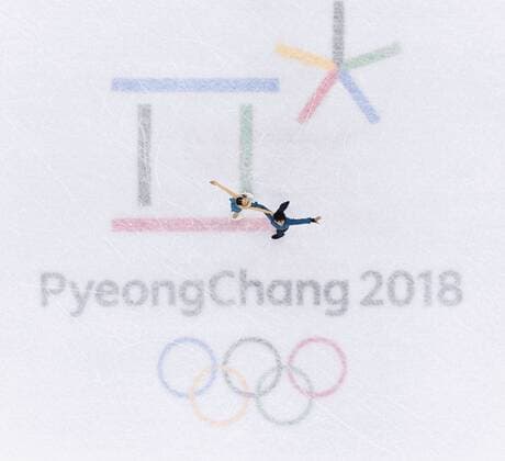 Olympia-Bilder des Tages - SPORT Pyeongchang Olympics Japanese Figure skating Eiskunstlauf pair Miu Suzaki (L) and Ryuichi Kihara perform in the short program in Gangneung, South Korea, at the Pyeongchang Winter Olympics on Feb. 14, 2018. 