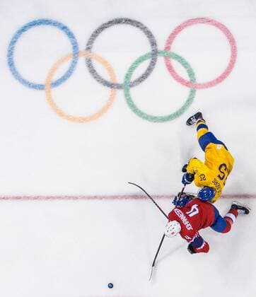 Themen der Woche - SPORT Olympia-Bilder des Tages - SPORT PyeongChang 2018, Eishockey, Norwegen - Schweden 180215 Viktor Stalberg of Sweden in action with Johannes Johannesen of Norway in the Men s Ice hockey Eishockey Preliminary Round match between Norway and Sweden during day six of the 2018 Winter Olympics on February 15, 2018 in Pyeongchang. Photo: Petter Arvidson BILDBYRN kod PA 91972 Copyright: PETTERxARVIDSON BB180215PA058