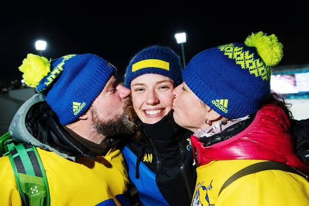 Themen der Woche - SPORT Olympia-Bilder des Tages - SPORT 180215 Hanna Öberg (center) of Sweden gets kisses frpm her parents after winning the women s 15 km biathlon during day six of the 2018 Winter Olympics on February 15, 2018 in Pyeongchang. Photo: Carl Sandin BILDBYRAN kod CS 57999_295 *** 180215 Hanna Öberg center of Sweden gets kisses frpm her parents after winning the women s 15 km biathlon during day six of the 2018 Winter Olympics on February 15 2018 in Pyeongchang Photo Carl Sandin BILDBYRAN code CS 57999 295  Copyright: CARLxSANDIN BB180215CS085