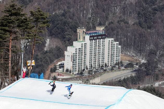 Themen der Woche - SPORT Olympia-Bilder des Tages - SPORT PYEONGCHANG, SOUTH KOREA â€“ FEBRUARY 15, 2018: Snowboarders Emanuel Perathoner (R) of Italy and Nick Baumgartner of the United States compete in a men s snowboard cross race during the 2018 Winter Olympic Games Olympische Spiele Olympia OS at the Phoenix Snow Park. Sergei Bobylev TASS  TS073F01