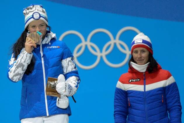 PyeongChang 2018, Langlauf, 10km Freistil der Damen, Siegerehrung February 15, 2018 - Pyeongchang, South Korea - KRISTA PARMAKOSKI of Finland celebrates receiving the bronze medal for the Ladies 10km Free cross-country event In the PyeongChang Olympic Games Olympische Spiele Olympia OS PyeongChang 18: Cross Country Skiing Women zFinland - ZUMAl132 20180215_zap_l132_009 Copyright: xChristopherxLevyx