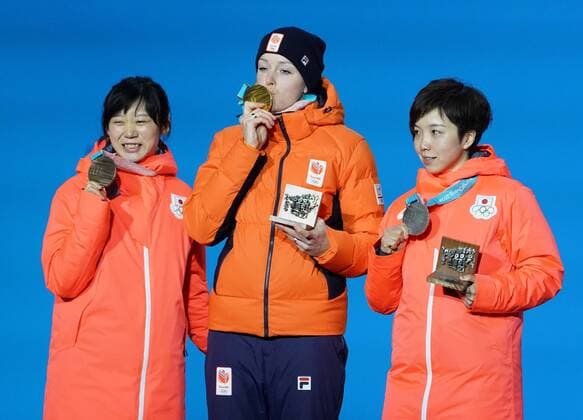 PyeongChang 2018 - Eisschnelllauf, Damen, 1000m, Siegerehrung Silver medalist Japan s Nao Kodaira (L), gold medalist Netherland s Jorien ter Mors (C), and bronze medalist Miho Takagi pose together during the medal ceremony for the Ladies 1,000m Speed skating Eisschnelllauf during the Pyeongchang 2018 Winter Olympics in Pyeongchang, South Korea, on February 15, 2018.  OLY20180215375 KEVINxDIETSCH