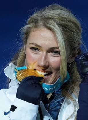 PyeongChang 2018, Ski Alpin, Riesenslalom der Damen, Siegerehrung Gold medalist American Mikaela Shiffrin bites her medal during the medal ceremony for the Ladies Giant Slalom during the Pyeongchang 2018 Winter Olympics in Pyeongchang, South Korea, on February 15, 2018.  OLY20180215348 KEVINxDIETSCH