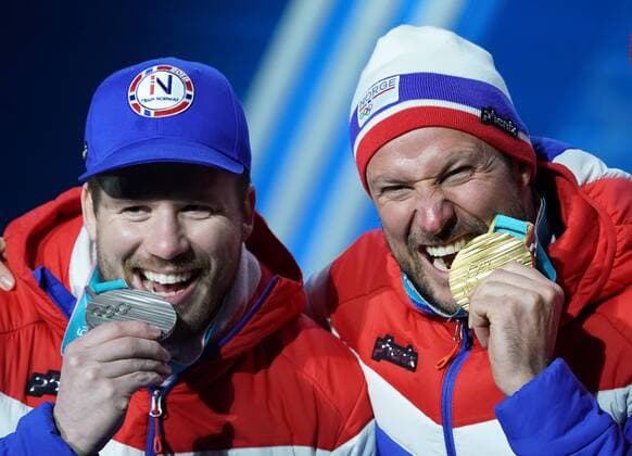 Themen der Woche - SPORT Olympia-Bilder des Tages - SPORT PyeongChang 2018, Ski Alpin, Abfahrt der Herren, Siegerehrung Silver medalist Norway s Kjetil Jansrud (L), and gold medalist Norway s Aksel Lund Svindal pose during the Men s Alpine Downhill Medal Ceremony during the Pyeongchang 2018 Winter Olympics in Pyeongchang, South Korea, on February 15, 2018.  OLY20180215358 KEVINxDIETSCH