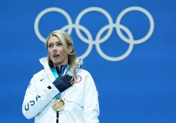 PyeongChang 2018, Ski Alpin, Riesenslalom der Damen, Siegerehrung Gold medalist American Mikaela Shiffrin stands for the national anthem during the medal ceremony for the Ladies Giant Slalom during the Pyeongchang 2018 Winter Olympics in Pyeongchang, South Korea, on February 15, 2018.  OLY20180215352 KEVINxDIETSCH