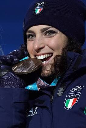 Olympia-Bilder des Tages - SPORT PyeongChang 2018, Ski Alpin, Riesenslalom der Damen, Siegerehrung Silver medalist Norway s Ragnhild Mowinckel bites her medal during the medal ceremony for the Ladies Giant Slalom during the Pyeongchang 2018 Winter Olympics in Pyeongchang, South Korea, on February 15, 2018.  OLY20180215357 KEVINxDIETSCH