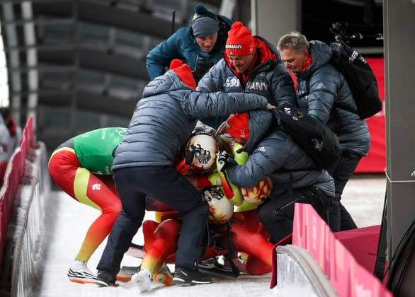 PyeongChang 2018 - Highlights der Olympischen Spiele Olympia-Bilder des Tages - SPORT PyeongChang 2018, Rodeln, Teamwettbewerb OLYMPICS - 2018 Winter Olympics PYEONGCHANG,SOUTH KOREA,15.FEB.18 - OLYMPICS,LUGE - Olympic Winter games Winterspiele Spiele Summer games PyeongChang 2018, team relay. Image shows the rejoicing of Natalie Geisenberger, Johannes Ludwig, Tobias Wendl and Tobias Arlt (GER) with team. GEPAxpictures xMaticxKlansek