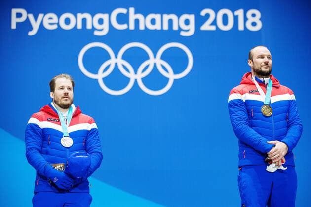 Olympia-Bilder des Tages - SPORT PyeongChang 2018, Ski Alpin, Abfahrt der Herren, Siegerehrung 180215 Kjetil Jansrud of Norway (silver) and Aksel Lund Svindal of Norway (gold) celebrate at a Medal Ceremony for Alpine Skiing Downhill during day six of the 2018 Winter Olympics on February 15, 2018 in Pyeongchang. Photo: Joel Marklund BILDBYRAN kod JM 87625 Copyright: JOELxMARKLUND BB180215JM149