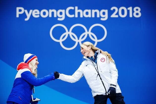 PyeongChang 2018, Ski Alpin, Riesenslalom der Damen, Siegerehrung 180215 Ragnhild Mowinckel of Norway (silver) and Mikaela Shiffrin of USA (gold) celebrate at a Medal Ceremony for Women s Giant Slalom during day six of the 2018 Winter Olympics on February 15, 2018 in Pyeongchang. Photo: Joel Marklund BILDBYRAN kod JM 87625 Copyright: JOELxMARKLUND BB180215JM155