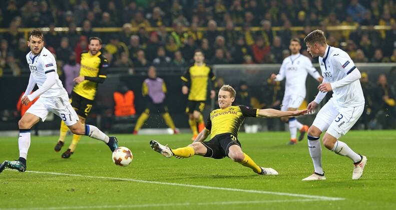 Themen der Woche - SPORT Bilder des Tages - SPORT 15.02.2018, Fussball UEFA Europa League 2017 2018, Zwischenrunde, Borussia Dortmund - Atalanta Bergamo, im Signal-Iduna-Park Dortmund. Tor zum 1:0 , v.l. Rafael Toloi (Atalanta Bergamo) , Torschütze Andre Schürrle (Dortmund) gegen Hans Hateboer (Atalanta Bergamo)