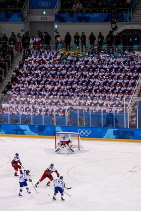 PyeongChang 2018 - Highlights der Olympischen Spiele PyeongChang 2018, Nordkoreanische Cheerleader-Gruppe beim Eishockeyspiel Korea - Tschechien 180215 North Korean cheerleaders look at a Ice hockey Eishockey match between Korea and Czech Republic during day six of the 2018 Winter Olympics on February 15, 2018 in Pyeongchang. Photo: Petter Arvidson BILDBYRN kod PA 91974 *** 180215 North Korean cheerleaders look at a ice hockey game between Korea and Czech Republic during day six of the 2018 Winter Olympics on February 15 2018 in Pyeongchang Photo Petter Arvidson BILDBYR N code PA 91974  Copyright: PETTERxARVIDSON BB180215PA205