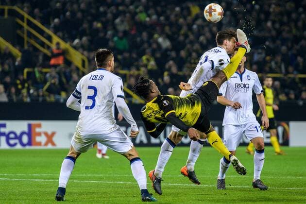 Bilder des Tages - SPORT Michy Batshuayi (Borussia Dortmund 44) mit einem Fallrückzieher gegen Mattia Caldara (Atalanta Bergamo 13) beim Eurpa League Spiel zwischen Borussia Dortmund und Atalanta Bergamo am 15.02.2018, Dortmund Copyright: xSchuelerx xEibnerx-xPressefotox EP_EER