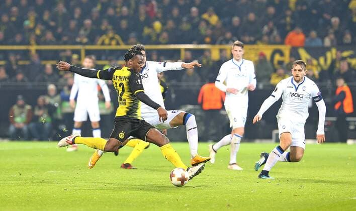 Bilder des Tages - SPORT 15.02.2018, Fussball UEFA Europa League 2017 2018, Zwischenrunde, Borussia Dortmund - Atalanta Bergamo, im Signal-Iduna-Park Dortmund. Tor zum 3:2 , v.l. Torschütze Michy Batshuayi (Dortmund) gegen Jose Luis Palomino (Atalanta Bergamo)