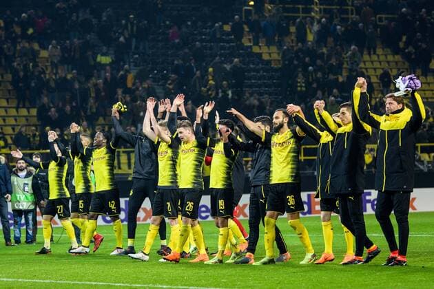 Themen der Woche - SPORT Bilder des Tages - SPORT Dortmunder Mannschaft bei der La Ola Welle mit den Fans beim Eurpa League Spiel zwischen Borussia Dortmund und Atalanta Bergamo am 15.02.2018, Dortmund Copyright: xSchuelerx xEibnerx-xPressefotox EP_EER