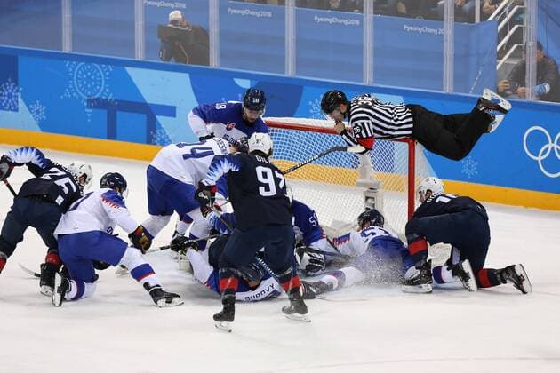 PyeongChang 2018 - Highlights der Olympischen Spiele Olympia-Bilder des Tages - SPORT Players of USA try to score during a scramble at the goal of Slovakia in the first period of their men s Ice hockey Eishockey preliminary round - group B game at the Gangneung Hockey Centre in Gangneung, South Korea during the 2018 Pyeongchang Winter Olympics on February 16, 2018. USA won 2-1.  OLY20180216802 ANDREWxWONG