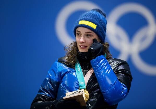 180216 Hanna Öberg of Sweden (gold) celebrate at a Medal Ceremony for women s 15 km biathlon during day seven of the 2018 Winter Olympics on February 16, 2018 in Pyeongchang. Photo: Jon Olav Nesvold BILDBYRAN kod JE 160172 Copyright: JONxOLAVxNESVOLD BB180216JE074