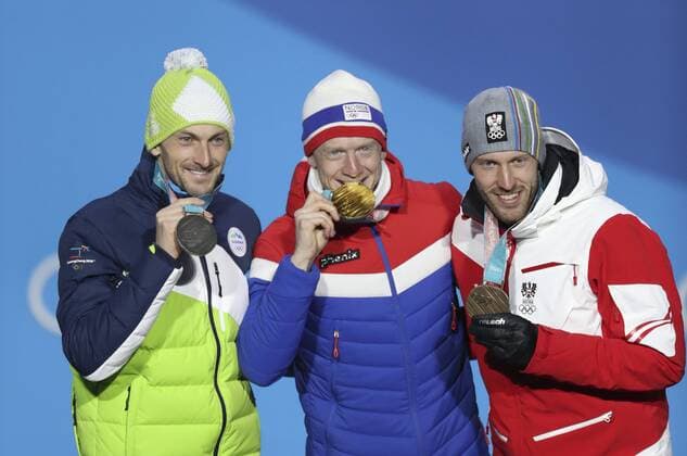 (180216) -- PYEONGCHANG, Feb. 16, 2018 -- Champion Norway s Johannes Thingnes Boe (C), second-placed Slovenia s Jakov Fak (L) and third-placed Austria s Dominik Landertinger pose for photos during medal ceremony of men s 20km individual event of biathlong at 2018 PyeongChang Winter Olympic Games Olympische Spiele Olympia OS at Medal Plaza, PyeongChang, South Korea, Feb. 16. 2018. ) (SP)OLY-SOUTH KOREA-PYEONGCHANG-BIATHLON-MEN S 20KM INDIVIDUAL-MEDAL CEREMONY BaixXuefei 