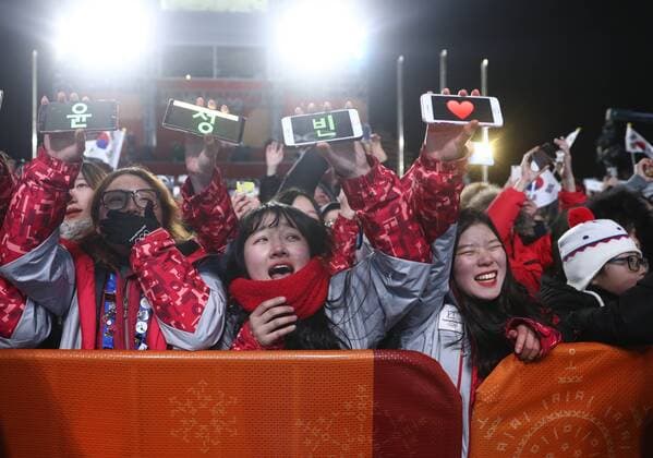 Olympia-Bilder des Tages - SPORT PYEONGCHANG, SOUTH KOREA - FEBRUARY 16, 2018: South Koreab fans during a victory ceremony for the men s skeleton event at the 2018 Winter Olympic Games Olympische Spiele Olympia OS at Medal Plaza. Valery Sharifulin TASS  TS074332
