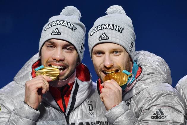 Olympia-Bilder des Tages - SPORT Tobias WENDL Tobias ARLT (GER) mit Goldmedaille,Medaille,Olympic Champion, Olympiasieger. Luge Doubles Men,Rodeln,Doppelsitzer Siegerehrung,Victory Ceremony,PyeongChang Olympic Medals Plaza am 16.02.2018. Olympische Winterspiele 2018, vom 09.02. - 25.02.2018 in PyeongChang Suedkorea. *** Tobias WENDL Tobias ARLT GER gold medal medal Olympic Champion Olympic Luge doubles men Luge doubles victory ceremony PyeongChang Olympic medals Plaza ceremony on 16 02 2018 Winter Olympics 2018 from 09 02 25 02 2018 in PyeongChang of South Korea