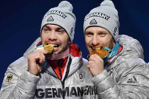 Tobias WENDL Tobias ARLT (GER) mit Goldmedaille,Medaille,Olympic Champion, Olympiasieger. Luge Doubles Men,Rodeln,Doppelsitzer Siegerehrung,Victory Ceremony,PyeongChang Olympic Medals Plaza am 16.02.2018. Olympische Winterspiele 2018, vom 09.02. - 25.02.2018 in PyeongChang Suedkorea.