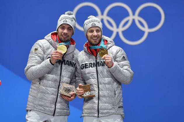 Tobias WENDL Tobias ARLT (GER) mit Goldmedaille,Medaille,Olympic Champion, Olympiasieger. Luge Doubles Men,Rodeln,Doppelsitzer Siegerehrung,Victory Ceremony,PyeongChang Olympic Medals Plaza am 16.02.2018. Olympische Winterspiele 2018, vom 09.02. - 25.02.2018 in PyeongChang Suedkorea.