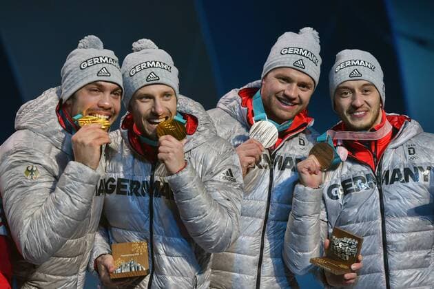 v.li:Tobias WENDL Tobias ARLT (GER) mit Goldmedaille,Medaille,Olympic Champion, Olympiasieger. Toni Eggert Sascha Benecken (GER) mit Bronzemedaille, Luge Doubles Men,Rodeln,Doppelsitzer Siegerehrung,Victory Ceremony,PyeongChang Olympic Medals Plaza am 16.02.2018. Olympische Winterspiele 2018, vom 09.02. - 25.02.2018 in PyeongChang Suedkorea.