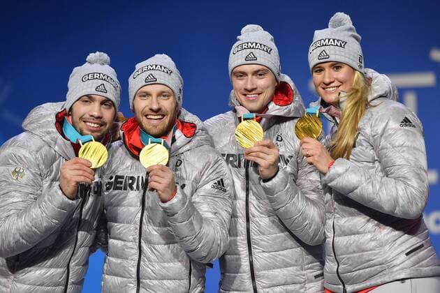 v.li:Tobias WENDL Tobias ARLT,Johannes LUDWIG,Nathalie GEISENBERGER (GER) mit Goldmedaille,Medaille,Olympic Champion, Olympiasieger. Luge Team,Rodeln,Teamwettbewerb, Siegerehrung,Victory Ceremony,PyeongChang Olympic Medals Plaza am 16.02.2018. Olympische Winterspiele 2018, vom 09.02. - 25.02.2018 in PyeongChang Suedkorea. *** v li Tobias WENDL Tobias ARLT Johannes LUDWIG Nathalie GEISBERGER GER gold medal medal Olympic Champion Olympic luge team luge team competition winners victory ceremony PyeongChang Olympic medals Plaza on 16 02 2018 Winter Olympics 2018 from 09 02 25 02 2018 in PyeongChang of South Korea