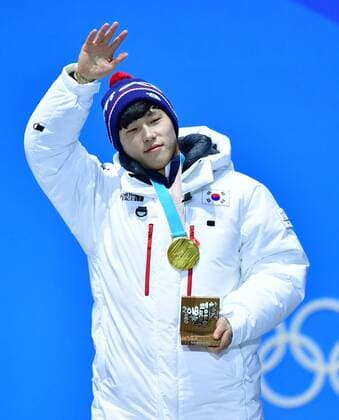 Gold medalist South Korea s Sungbin Yun waves during the medal ceremony for Men s Skeleton at the Pyeongchang 2018 Winter Olympics in Pyeongchang, South Korea, on February 16, 2018.  OLY20180216372 KEVINxDIETSCH