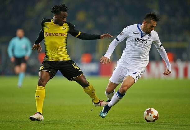 15.02.2018, Fussball UEFA Europa League 2017 2018, Zwischenrunde, Borussia Dortmund - Atalanta Bergamo, im Signal-Iduna-Park Dortmund. v.l. Michy Batshuayi (Dortmund) gegen Rafael Toloi (Atalanta Bergamo)