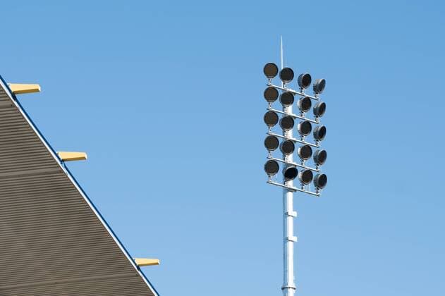 Aufbau der neuen Flutlichtmasten im Ernst Abbe Sportfeld, Heimspielstätte des FC Carl Zeiss Jena, am 16. Februar 2018 Blick auf das Leuchtfeld eines der neuen Masten neben der Haupttribüne. Ernst Abbe Sporfeld