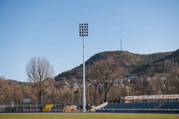 Aufbau der neuen Flutlichtmasten im Ernst Abbe Sportfeld, Heimspielstätte des FC Carl Zeiss Jena, am 16. Februar 2018 Ein fertig aufgebauter Flutlichtmast neben der Nordkurve. Ernst Abbe Sporfeld