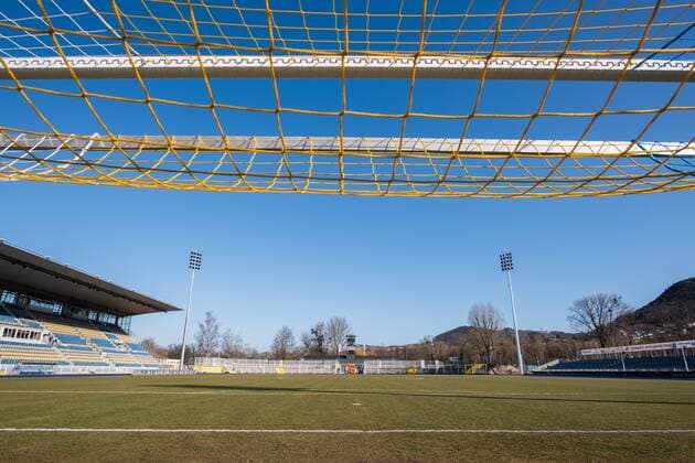 Aufbau der neuen Flutlichtmasten im Ernst Abbe Sportfeld, Heimspielstätte des FC Carl Zeiss Jena, am 16. Februar 2018 Blick in Richtung Marathontor mit 2 neuen Flutlichtmasten neben Haupttribüne links und Gegengerade rechts. Ernst Abbe Sporfeld