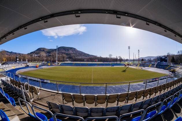 Aufbau der neuen Flutlichtmasten im Ernst Abbe Sportfeld, Heimspielstätte des FC Carl Zeiss Jena, am 16. Februar 2018 Blick von der Haupttribüne in Richtung Gegengerade mit 2 neuen Flutlichtmasten. Ernst Abbe Sporfeld